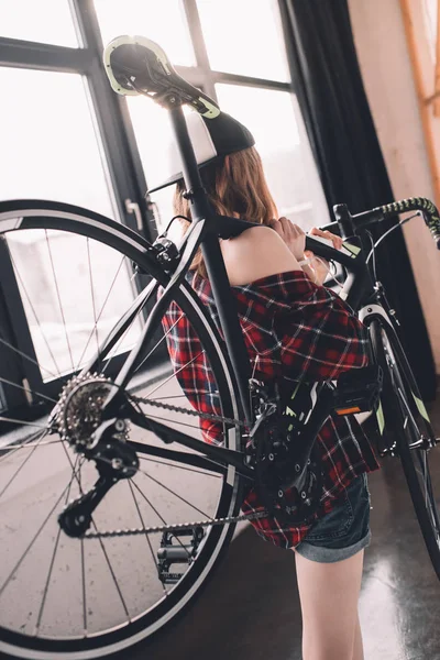 Stilvolle Frau mit Fahrrad — Stockfoto