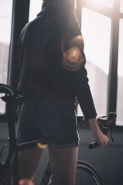 Mujer montando bicicleta - foto de stock