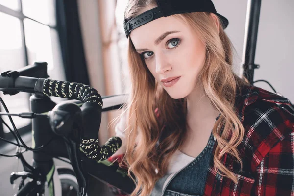 Stilvolle Frau mit Fahrrad — Stockfoto