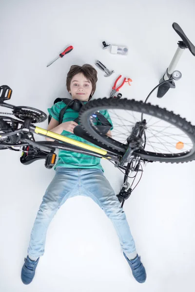 Kleiner Junge mit Fahrrad — Stockfoto