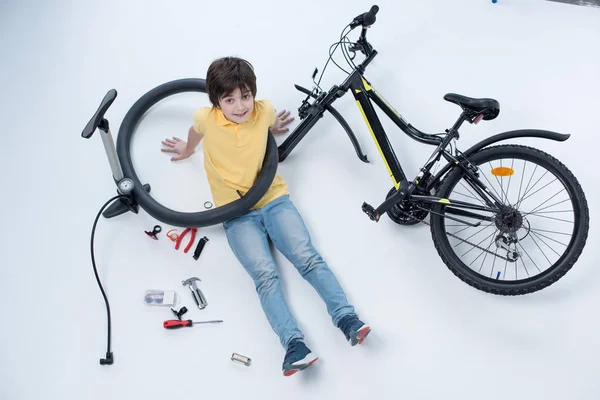 Niño pequeño con bicicleta - foto de stock