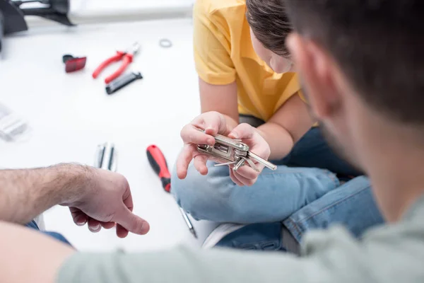 Vater lehrt kleinen Sohn — Stockfoto