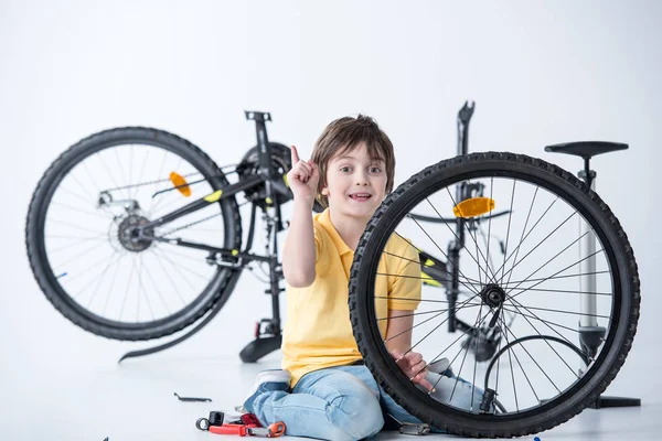 Menino reparação de bicicleta — Fotografia de Stock