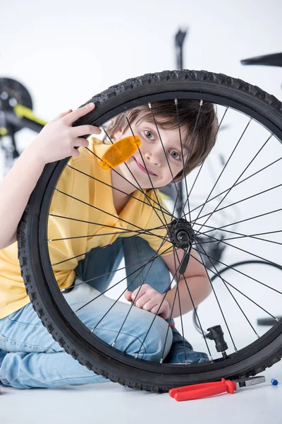 Niño reparación de bicicleta - foto de stock