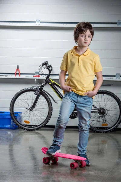 Niño con penny board - foto de stock