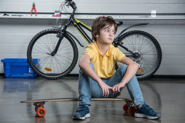 Petit garçon sur skateboard — Photo de stock