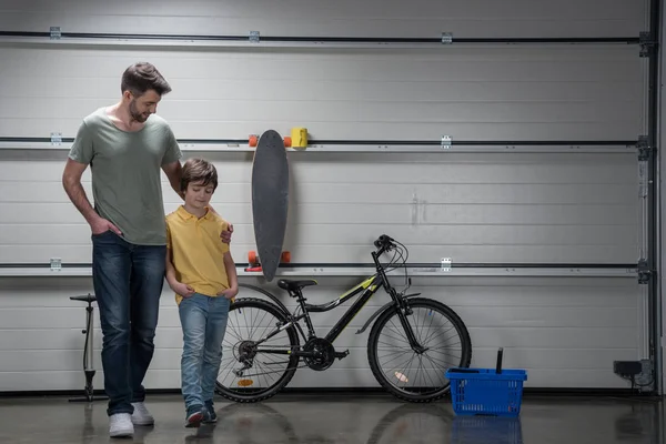 Батько і син з велосипедом — стокове фото