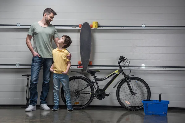 Padre e hijo con bicicleta - foto de stock