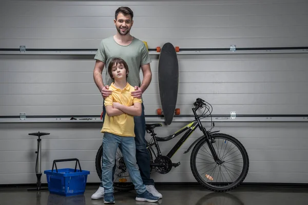 Padre e hijo con bicicleta - foto de stock