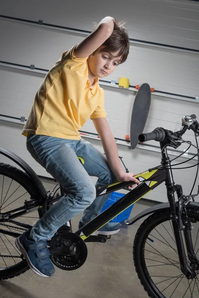 Petit garçon avec vélo — Photo de stock