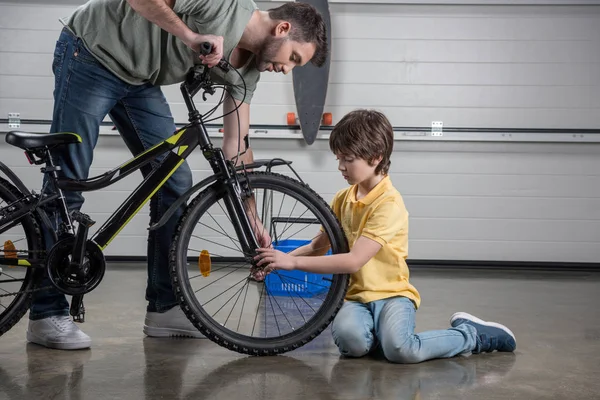 Pai e filho com bicicleta — Fotografia de Stock