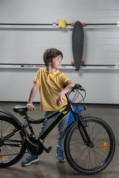 Niño pequeño con bicicleta - foto de stock