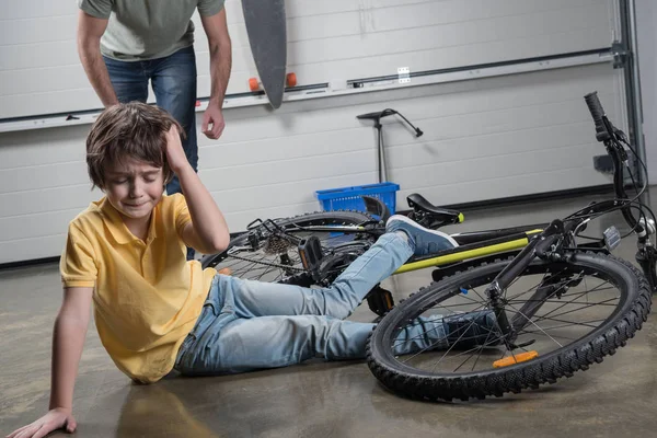 Padre e figlio che cadono dalla bici — Foto stock