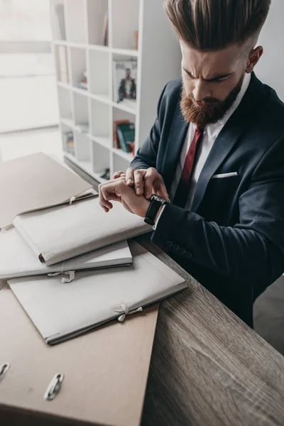 Geschäftsmann mit Dokumenten und Ordnern — Stockfoto