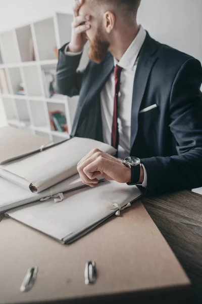 Hombre de negocios con documentos y carpetas - foto de stock