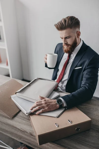 Geschäftsmann mit Dokumenten und Ordnern — Stockfoto