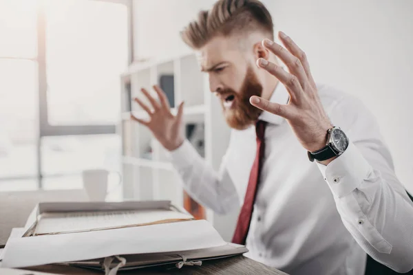 Gestresster Geschäftsmann mit Dokumenten — Stockfoto