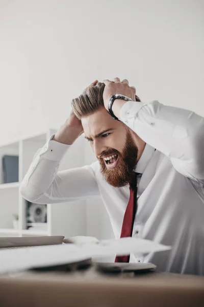 Uomo d'affari stressato con documenti — Foto stock