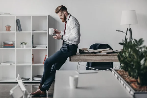 Hombre de negocios usando smartphone - foto de stock