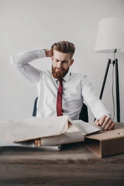 Uomo d'affari stressato con documenti — Foto stock