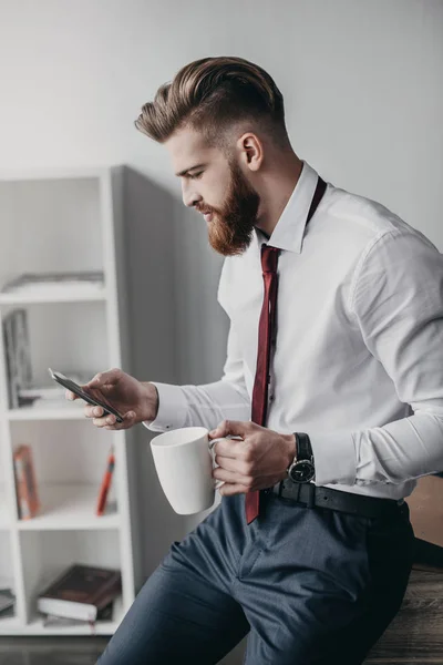 Hombre de negocios usando smartphone - foto de stock