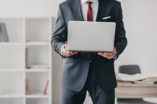 Geschäftsmann mit Laptop — Stockfoto