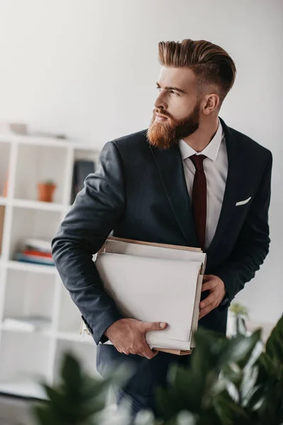 Hombre de negocios que tiene documentos y carpetas - foto de stock