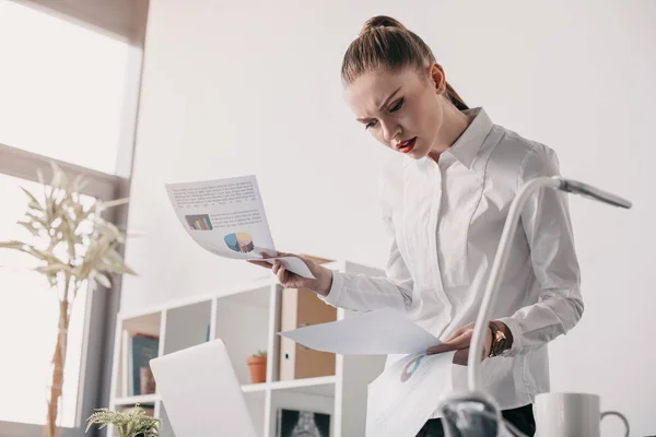 Geschäftsfrau liest Dokumente — Stockfoto