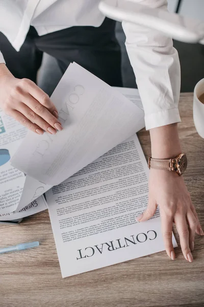 Businesswoman reading documents — Stock Photo