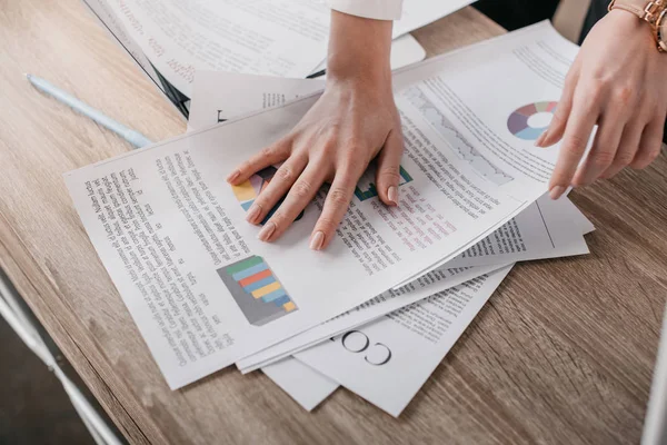 Femme d'affaires avec documents et graphiques — Photo de stock