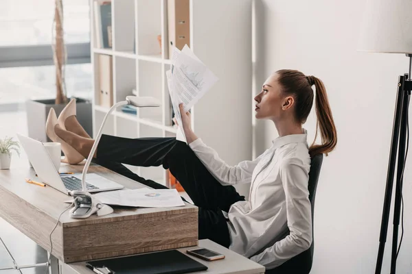 Businesswoman reading documents — Stock Photo