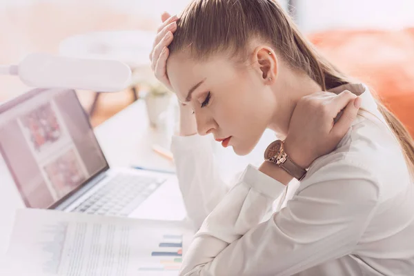 Müde Geschäftsfrau mit Laptop — Stockfoto