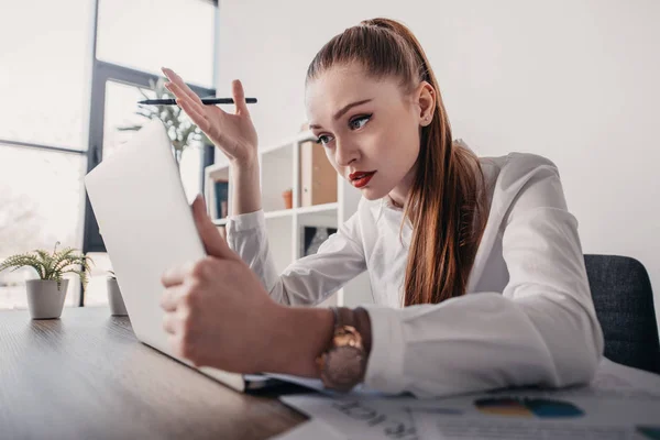 Mujer de negocios estresada con portátil - foto de stock