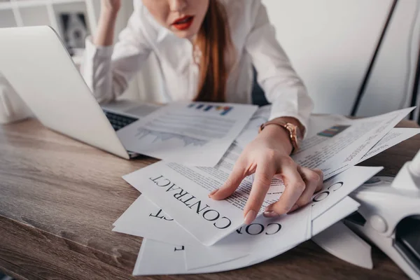 Mujer de negocios estresada con portátil - foto de stock