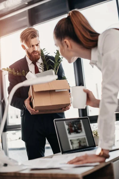 Joven hombre de negocios despedido - foto de stock