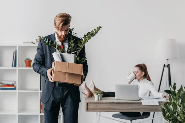 Jeune homme d'affaires licencié — Photo de stock