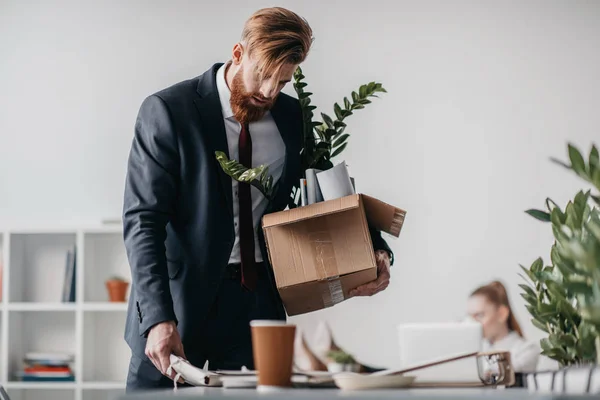 Joven hombre de negocios despedido - foto de stock