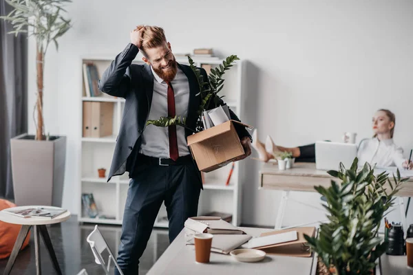 Joven hombre de negocios despedido - foto de stock