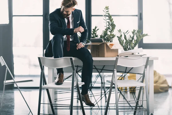 Joven hombre de negocios despedido - foto de stock