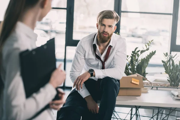 Joven hombre de negocios despedido - foto de stock