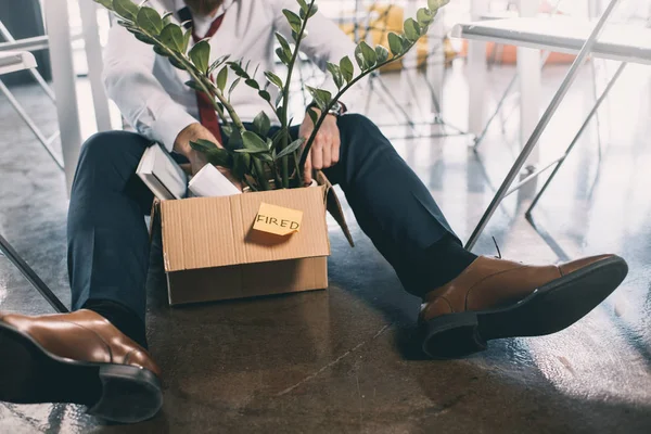 Joven hombre de negocios despedido - foto de stock