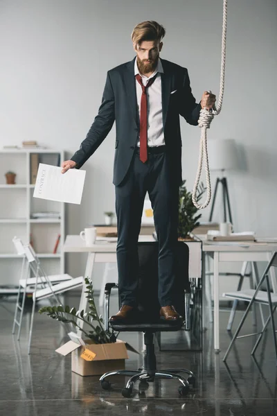 Geschäftsmann versucht sich zu erhängen — Stockfoto