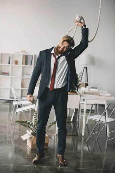 Uomo d'affari che cerca di impiccarsi — Foto stock