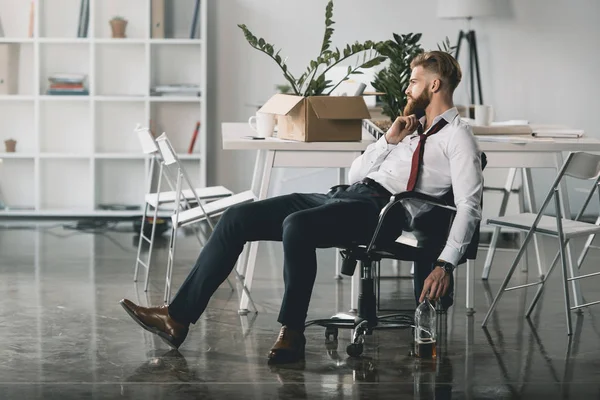 Empresario borracho en la oficina - foto de stock