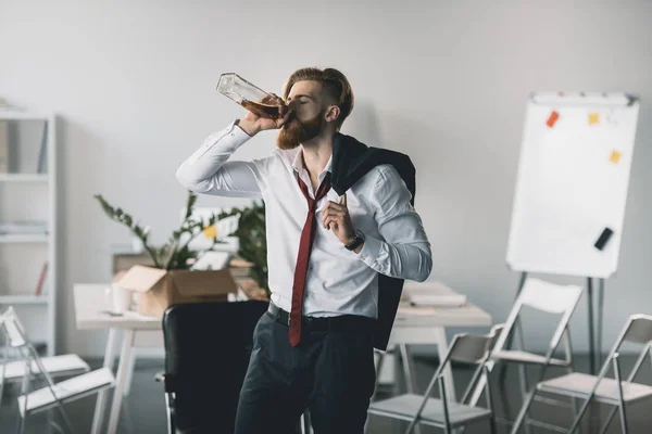 Betrunkener Geschäftsmann im Amt — Stockfoto