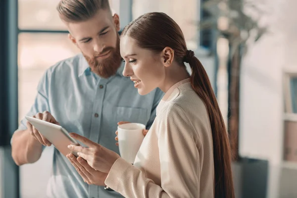 Les gens d'affaires avec tablette numérique — Photo de stock