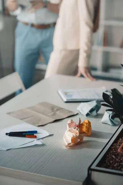 Fournitures de bureau au lieu de travail — Photo de stock