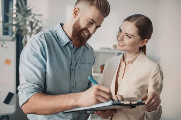 Geschäftsleute diskutieren Projekt — Stockfoto