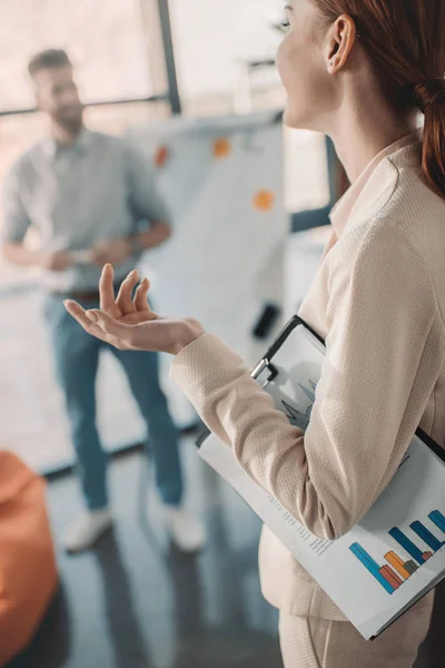 Geschäftsleute diskutieren Projekt — Stockfoto