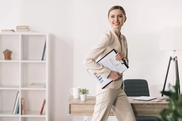 Joven empresaria con portapapeles - foto de stock